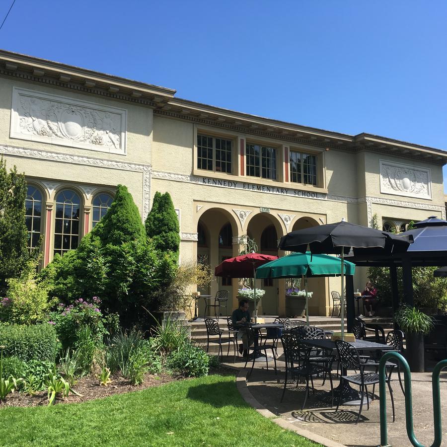 Hotel Mcmenamins Kennedy School Portland Esterno foto