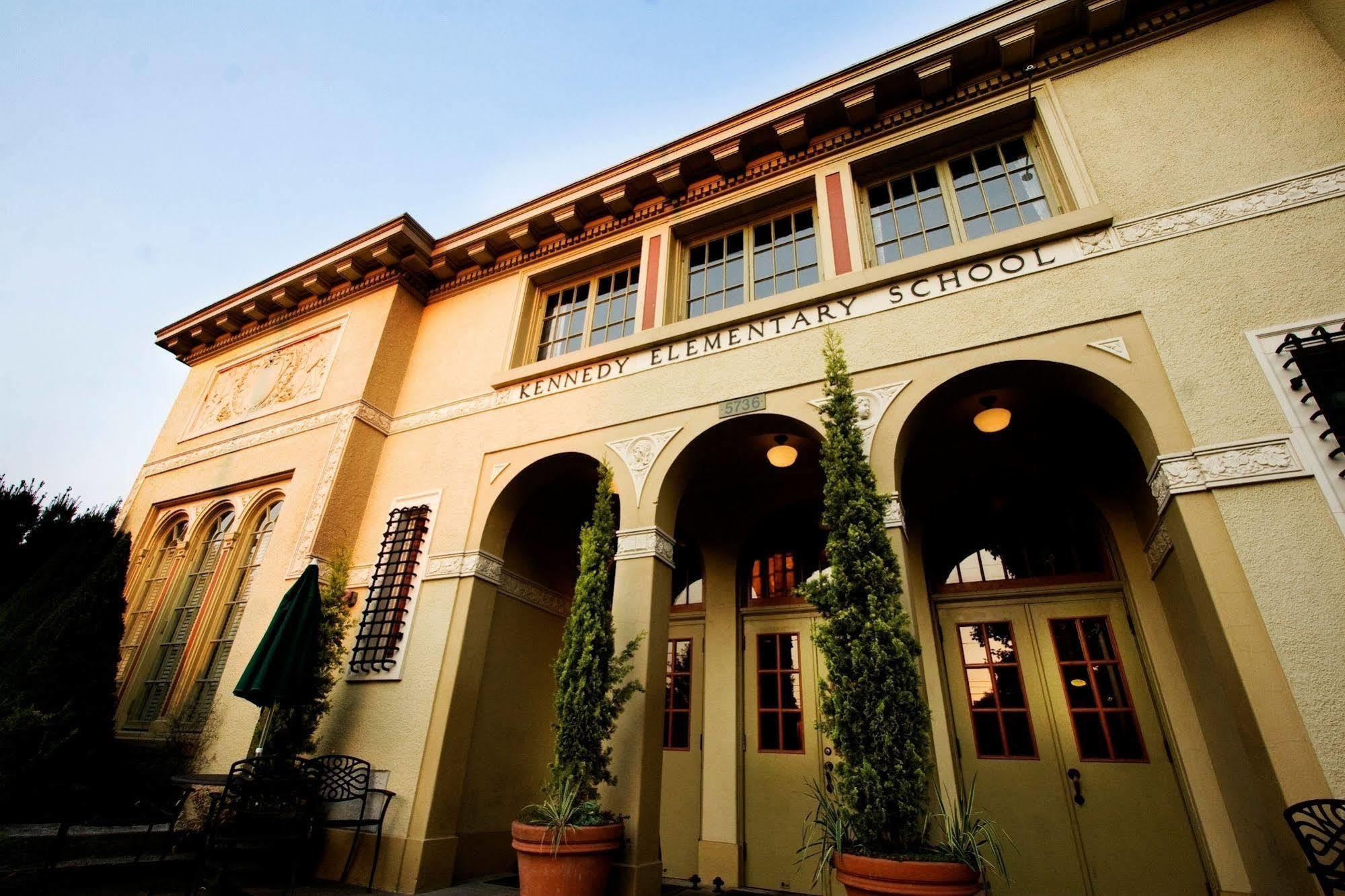 Hotel Mcmenamins Kennedy School Portland Esterno foto